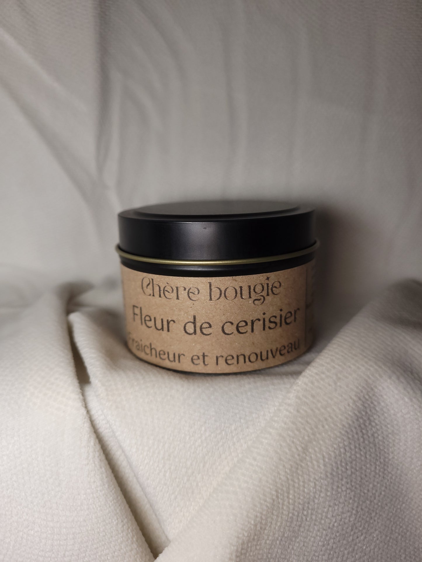 Gros plan sur la mèche en bois de la bougie artisanale, offrant un léger crépitement et une combustion propre.