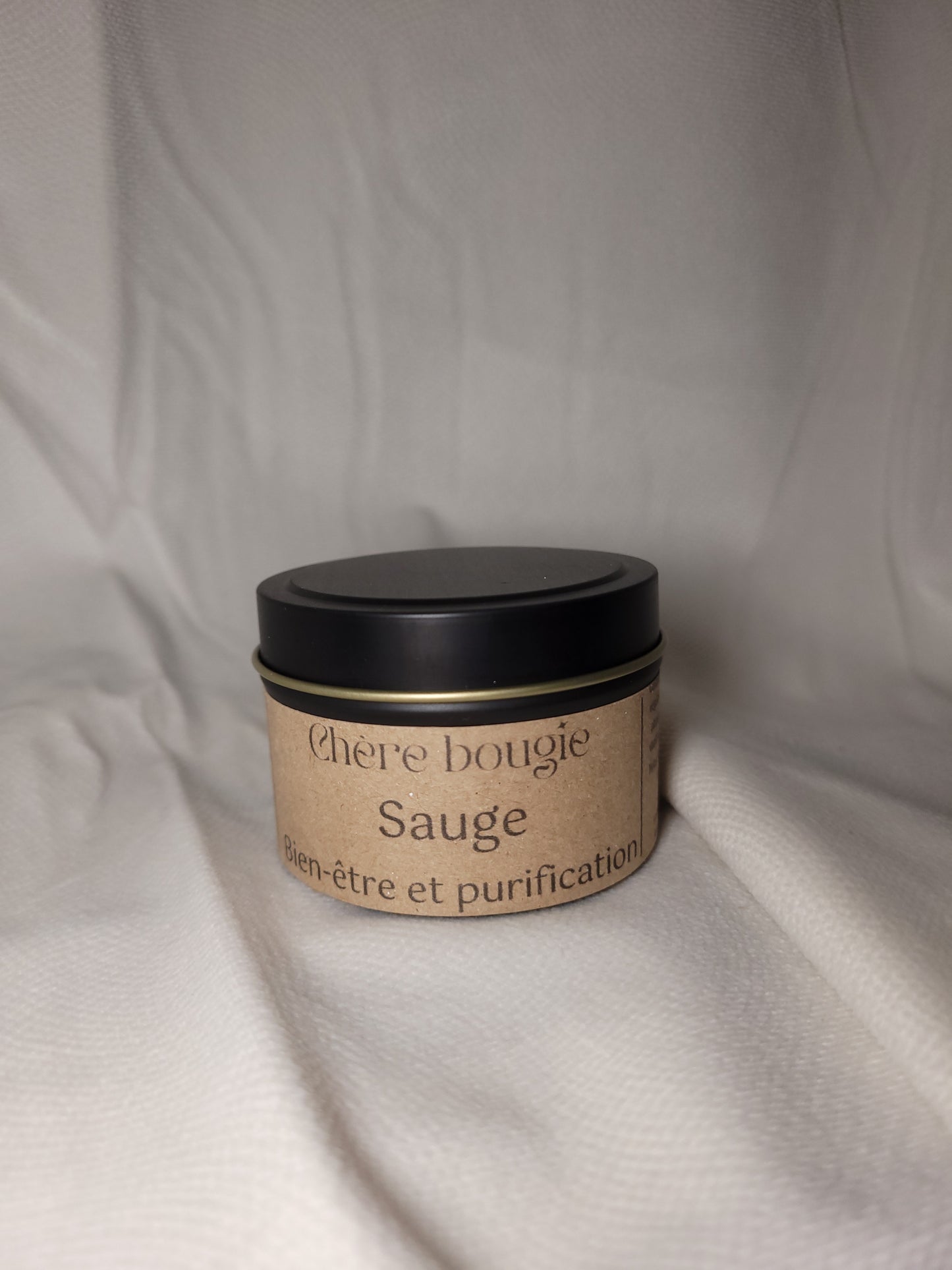 Bougie artisanale en métal noir, diffuse un parfum de sauge pour une ambiance relaxante et harmonieuse.