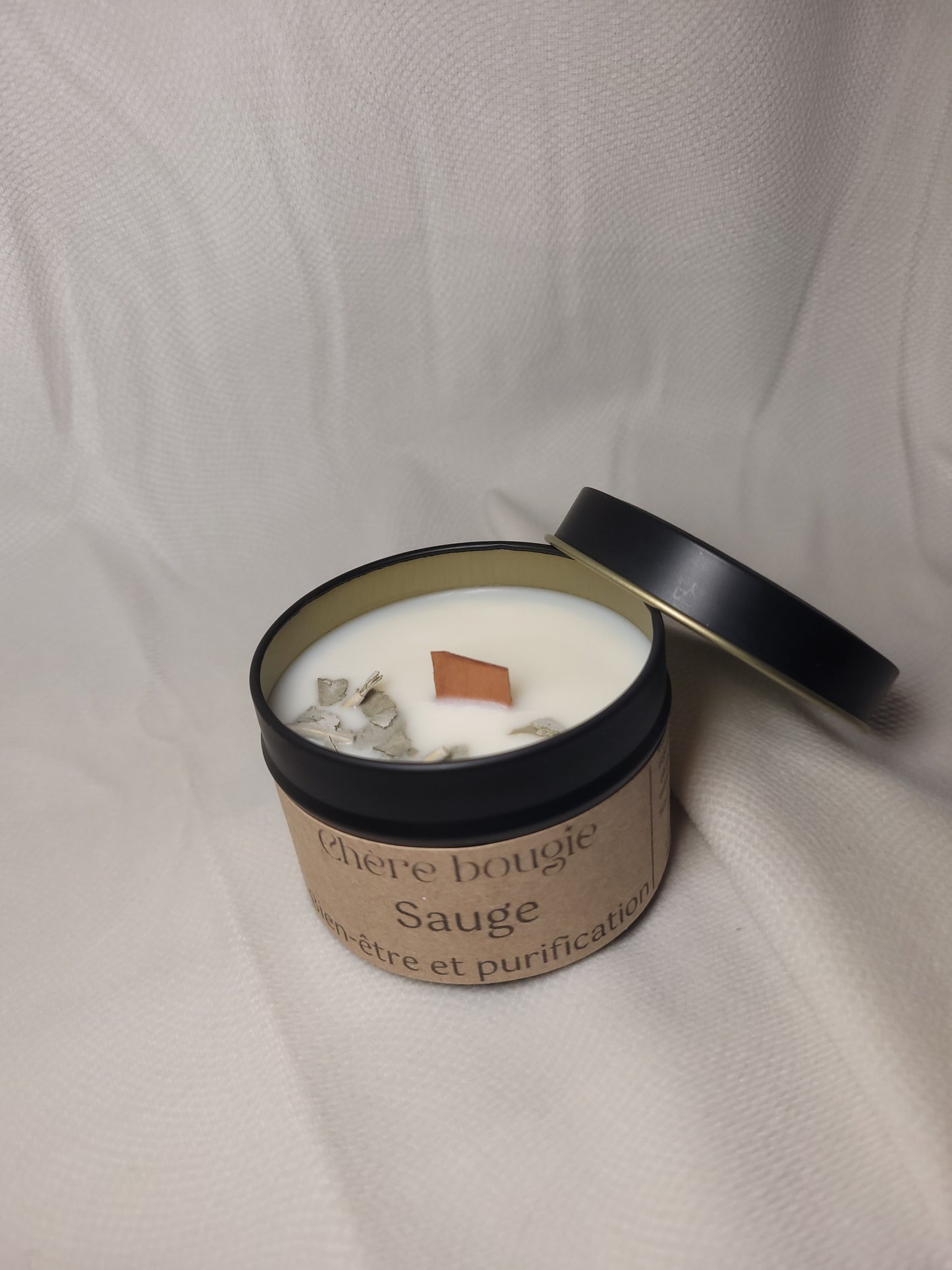 Présentation de la bougie artisanale senteur sauge dans un intérieur apaisant, idéale pour la purification et le bien-être.