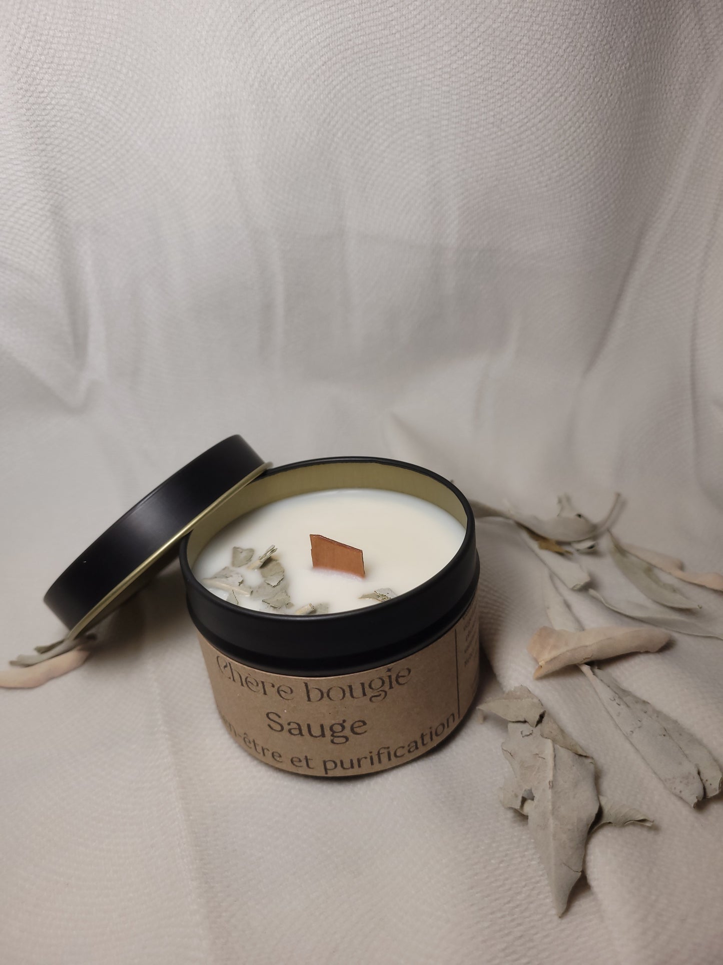 Vue de la bougie artisanale senteur sauge dans un élégant contenant en métal noir, parfum purifiant et apaisant.