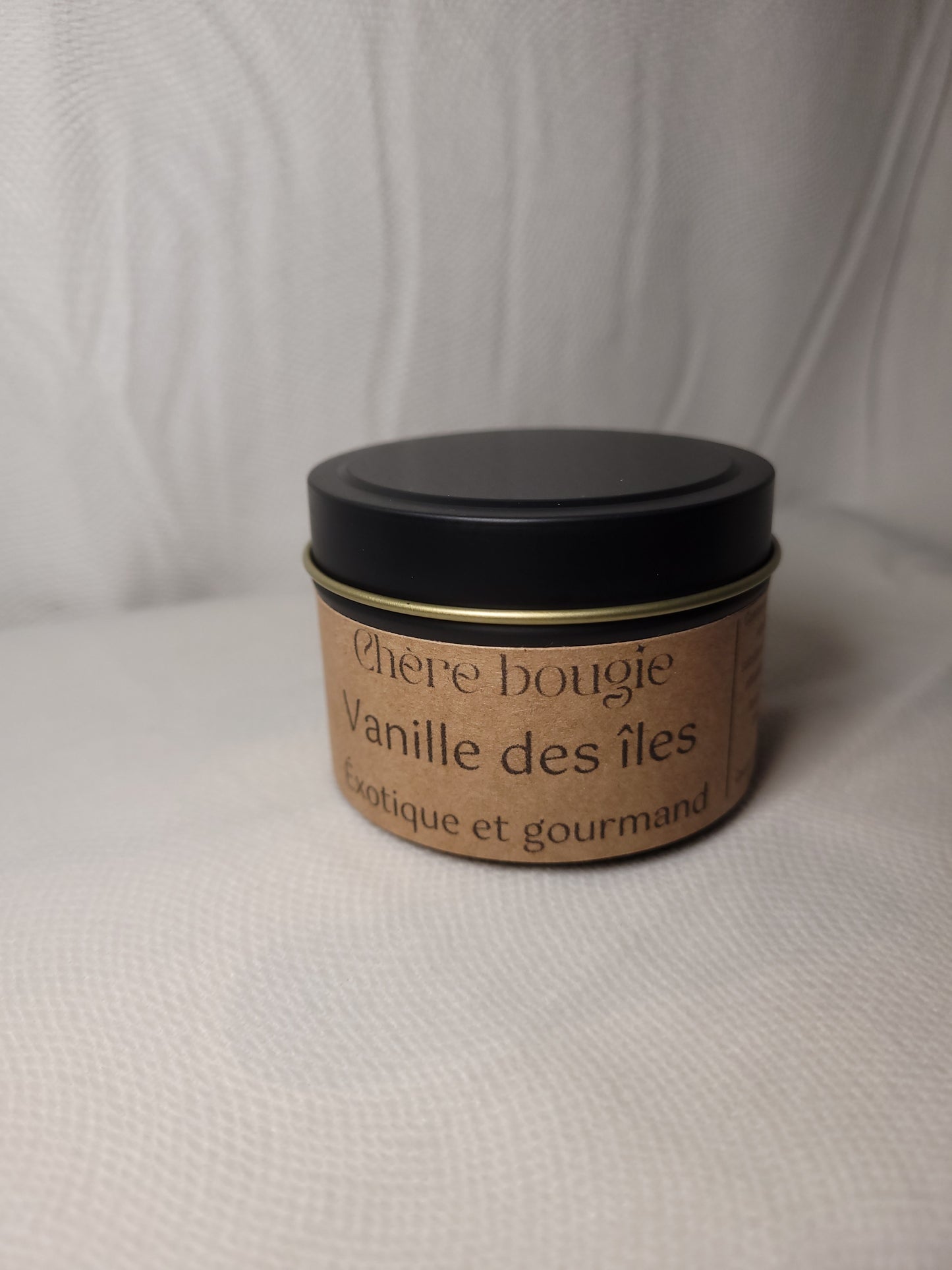 Gros plan sur la mèche en bois de la bougie artisanale, mettant en valeur sa combustion propre et sans fumée.