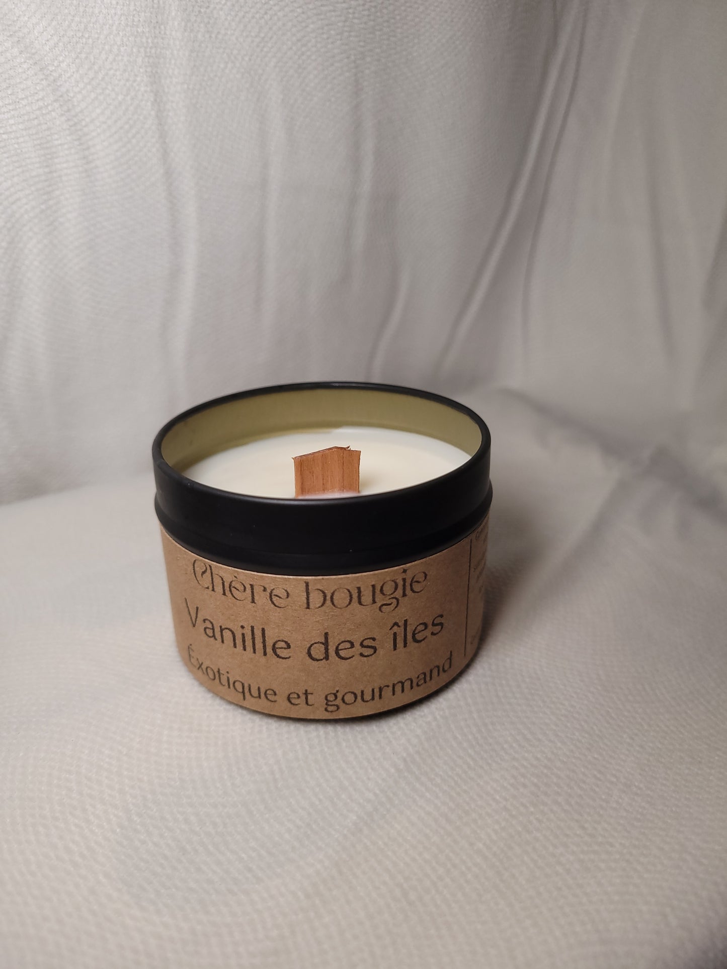 Présentation de la bougie artisanale entourée d’ingrédients naturels, tels que la cire de soja et des fleurs, illustrant son caractère écologique et artisanal.