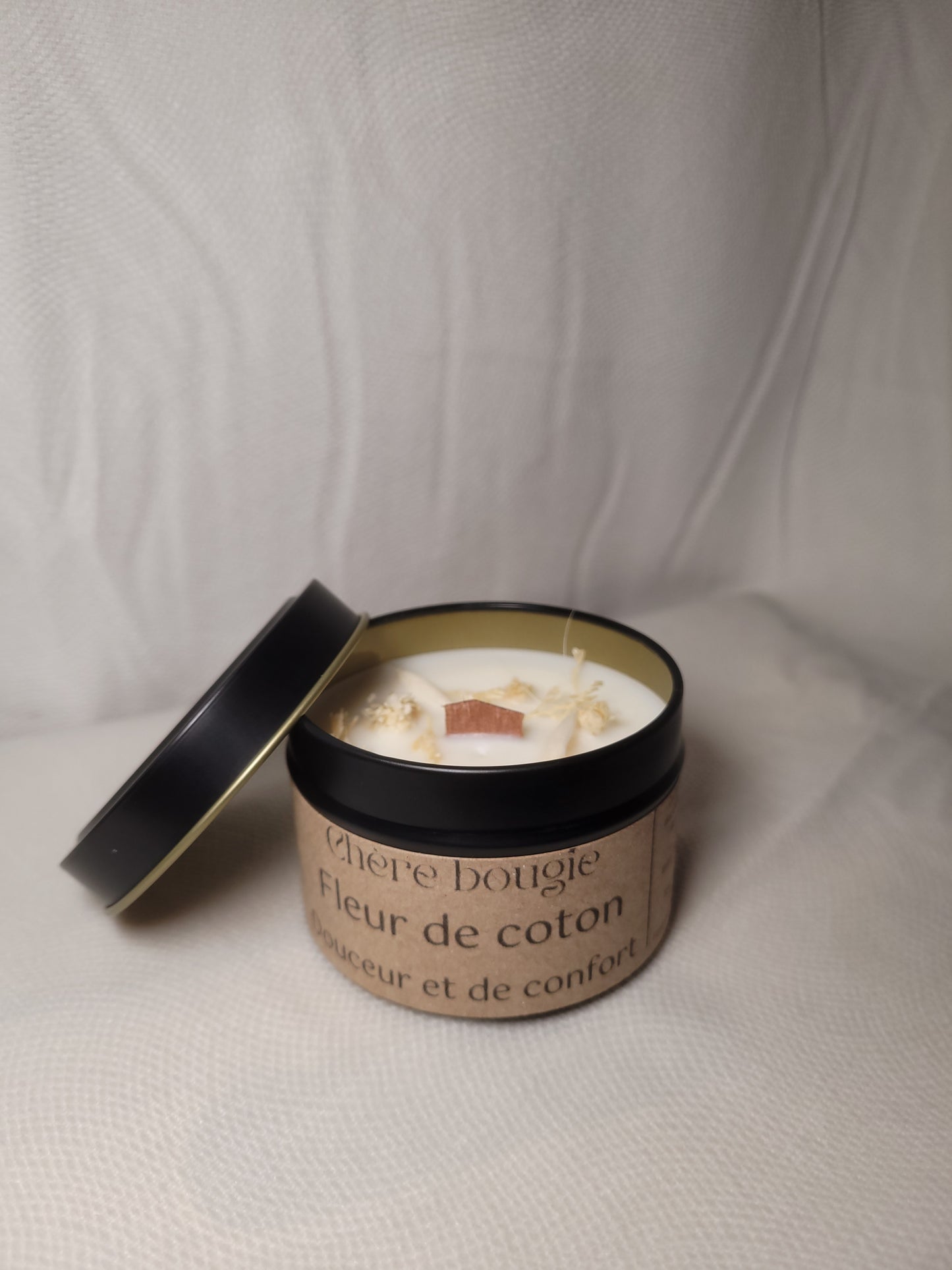 Vue de dessus de la bougie artisanale Fleur de Coton, mettant en valeur sa mèche en bois et sa cire de soja naturelle.