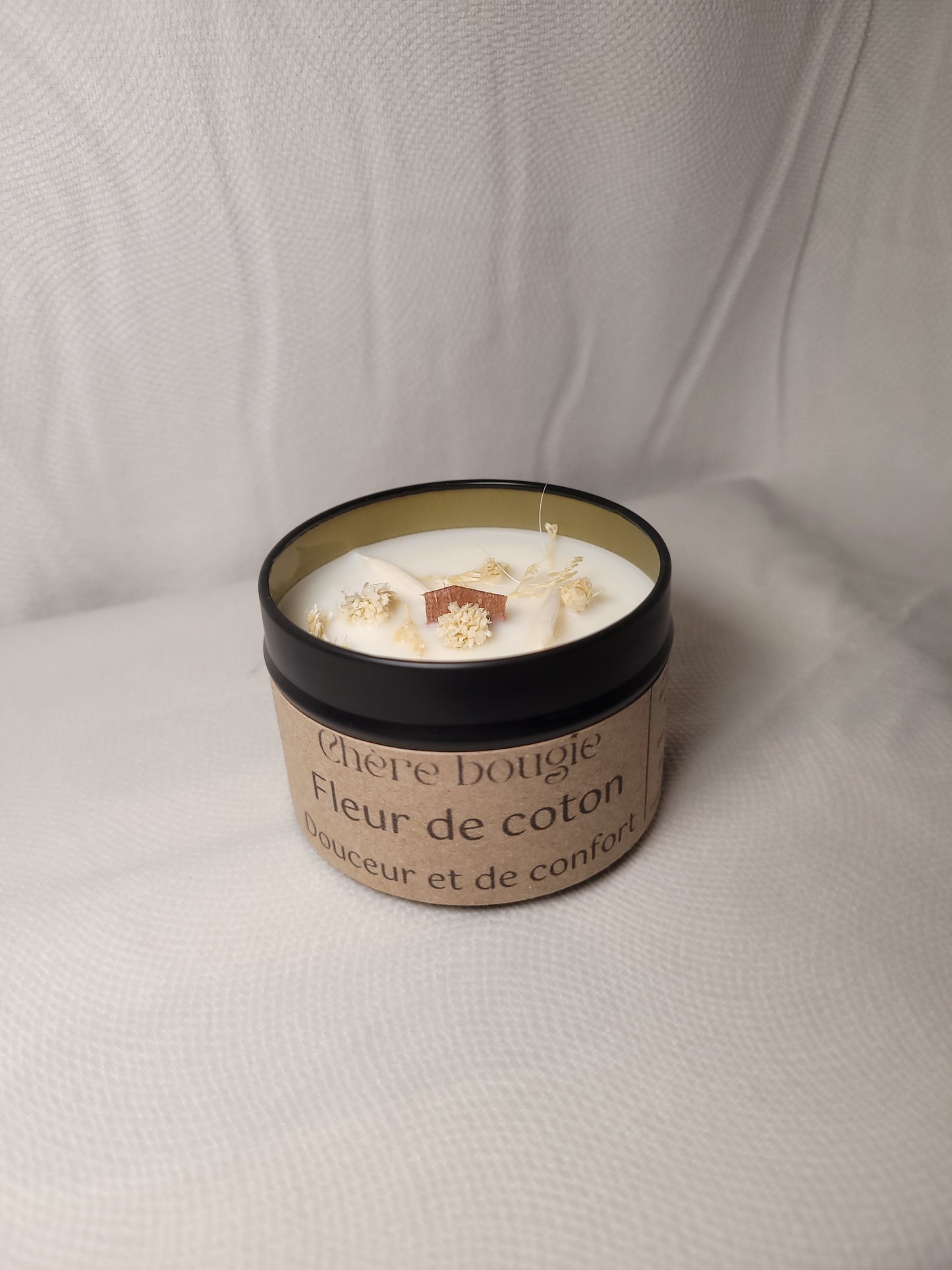 Détail de la mèche en bois de la bougie artisanale Fleur de Coton, offrant une combustion propre et un crépitement léger.
