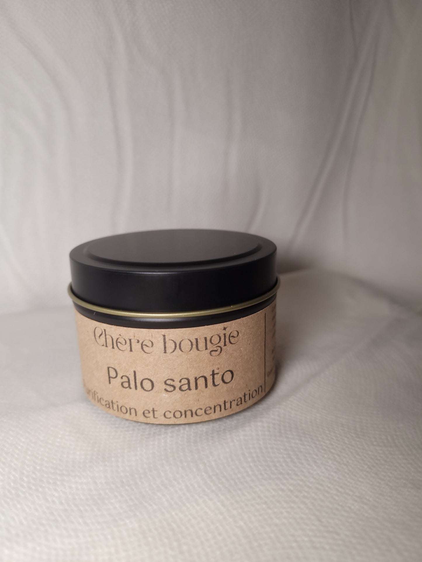 Vue artistique de la bougie artisanale Palo Santo, mettant en avant son design minimaliste et sa cire fondue, idéale pour la décoration intérieure.