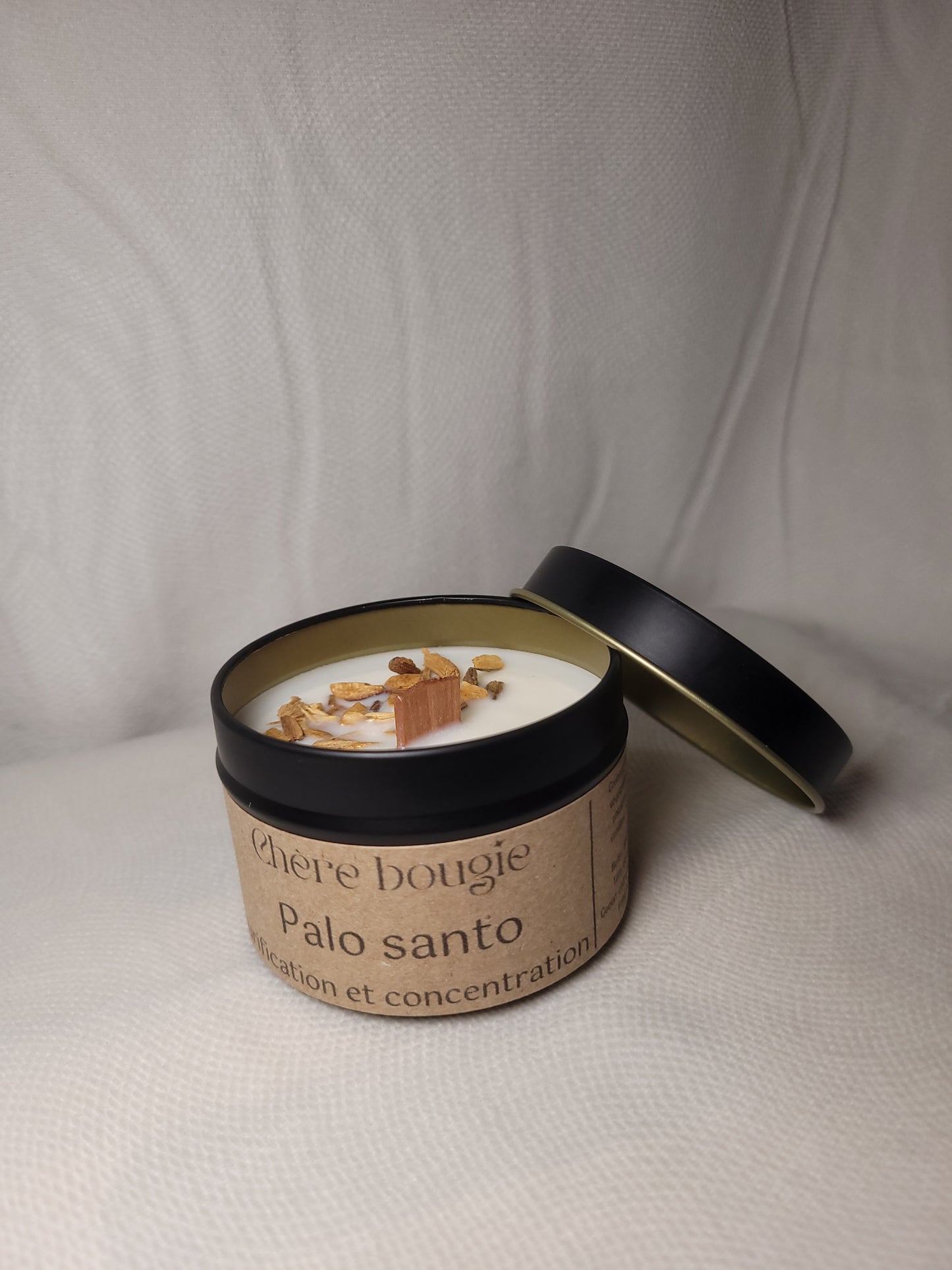 Gros plan sur la mèche en bois de la bougie Palo Santo, illustrant sa combustion propre et le parfum boisé qu’elle dégage.