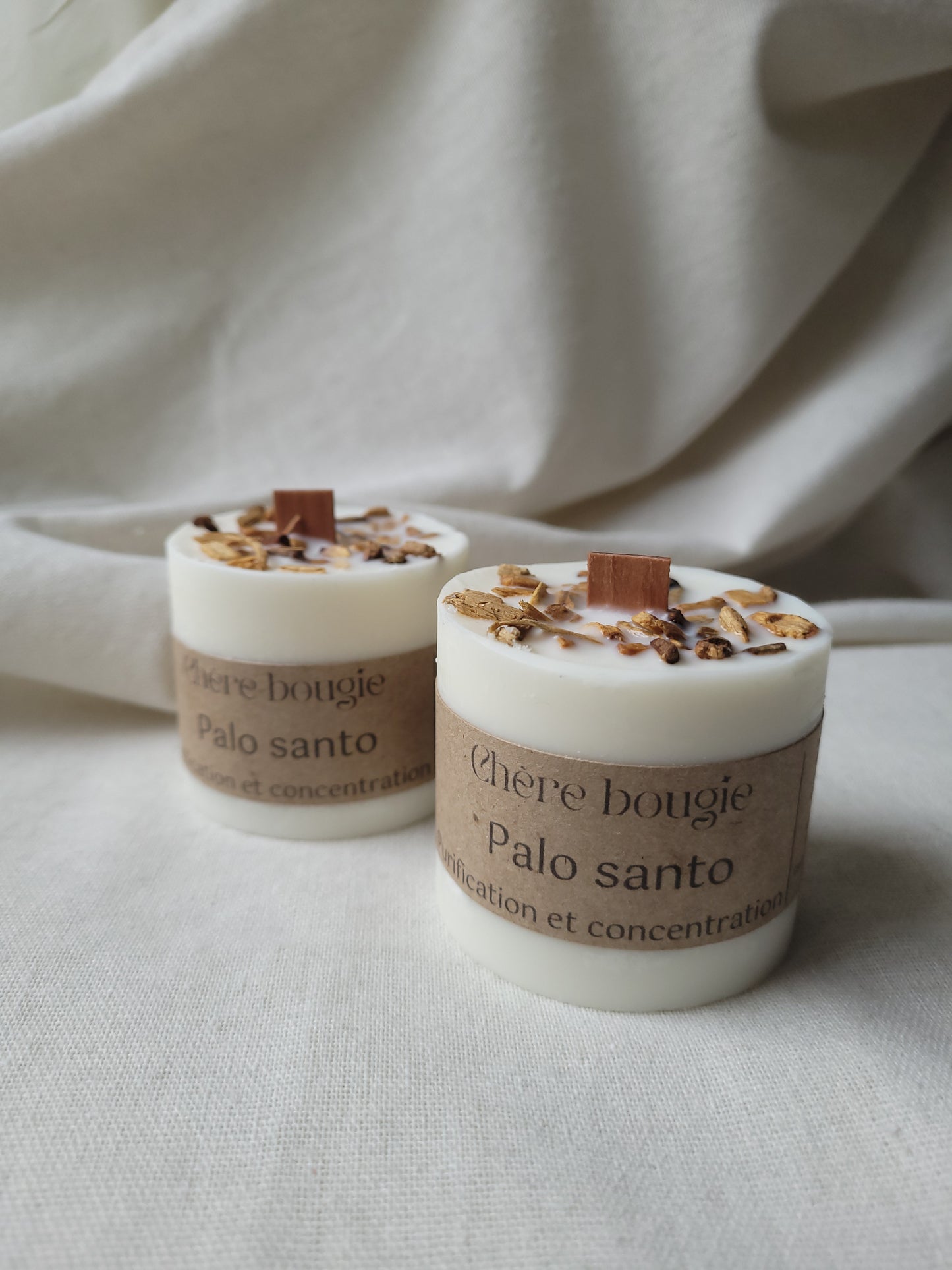 Bougie artisanale à la senteur Palo Santo allumée, créant une atmosphère apaisante dans un intérieur décoré.