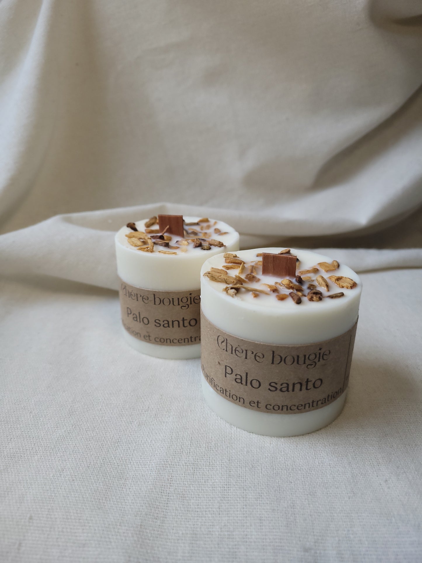 Vue de la bougie artisanale Palo Santo avec la cire fondue, mettant en avant son design minimaliste et son parfum boisé.