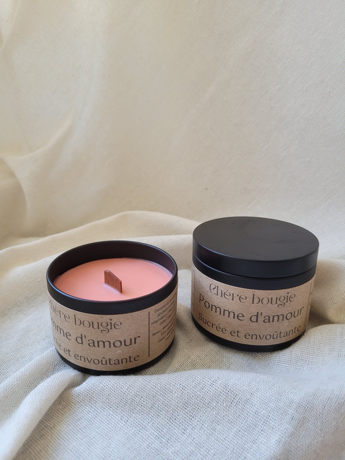 Gros plan sur la mèche en bois de la bougie pomme d’amour, illustrant une combustion propre et sans fumée.