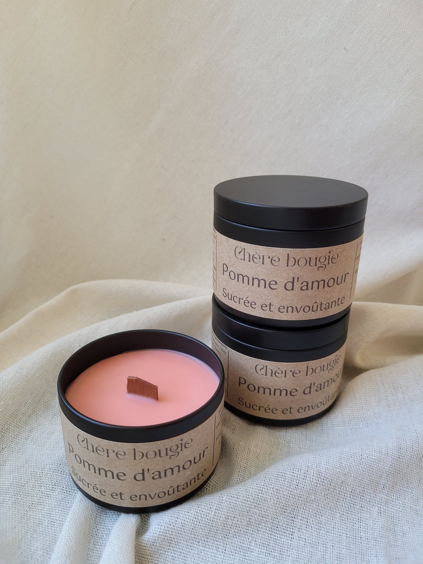 Bougie pomme d’amour placée dans un intérieur chaleureux, idéale pour une atmosphère réconfortante et sucrée.
