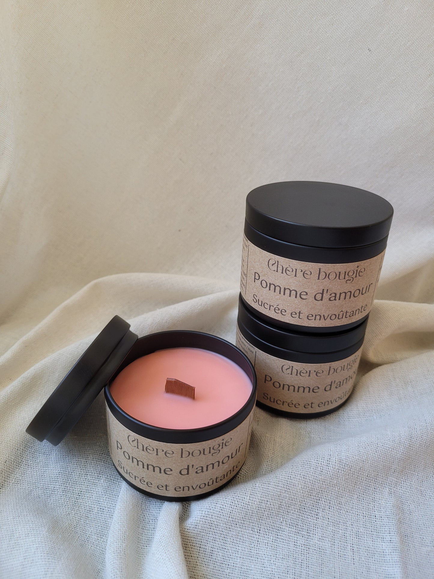 Bougie artisanale à la cire de soja parfumée à la pomme d’amour, présentée avec son parfum gourmand et son design minimaliste.