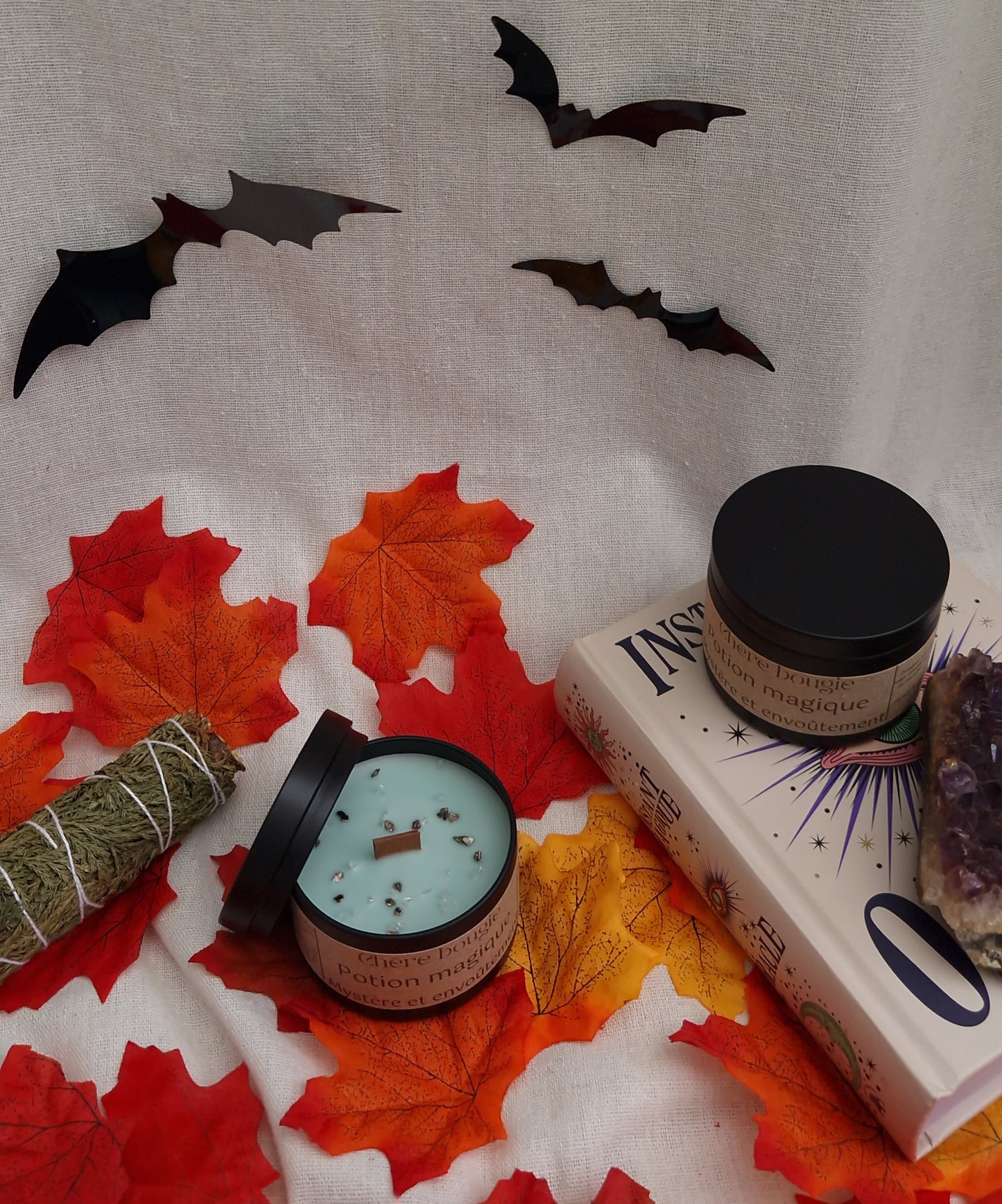 Bougie Potion Magique mise en scène sur une table élégante, parfaite pour la décoration intérieure automnale et Halloween.