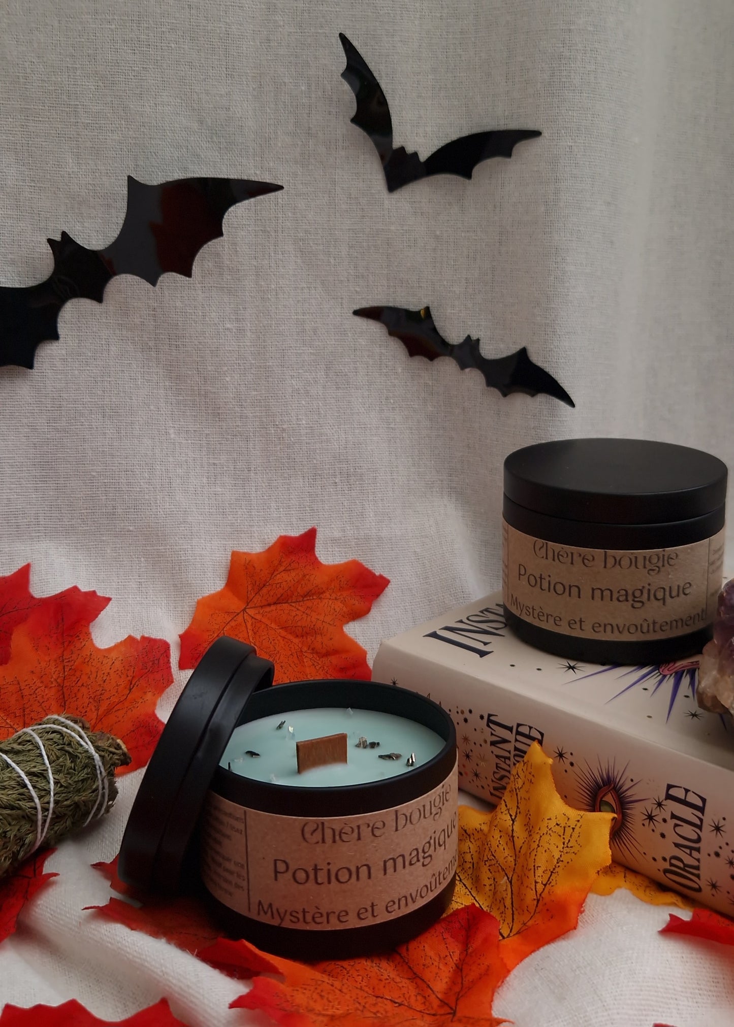 Gros plan sur les éclats verts et blancs de la bougie artisanale Potion Magique, ajoutant une touche esthétique unique.