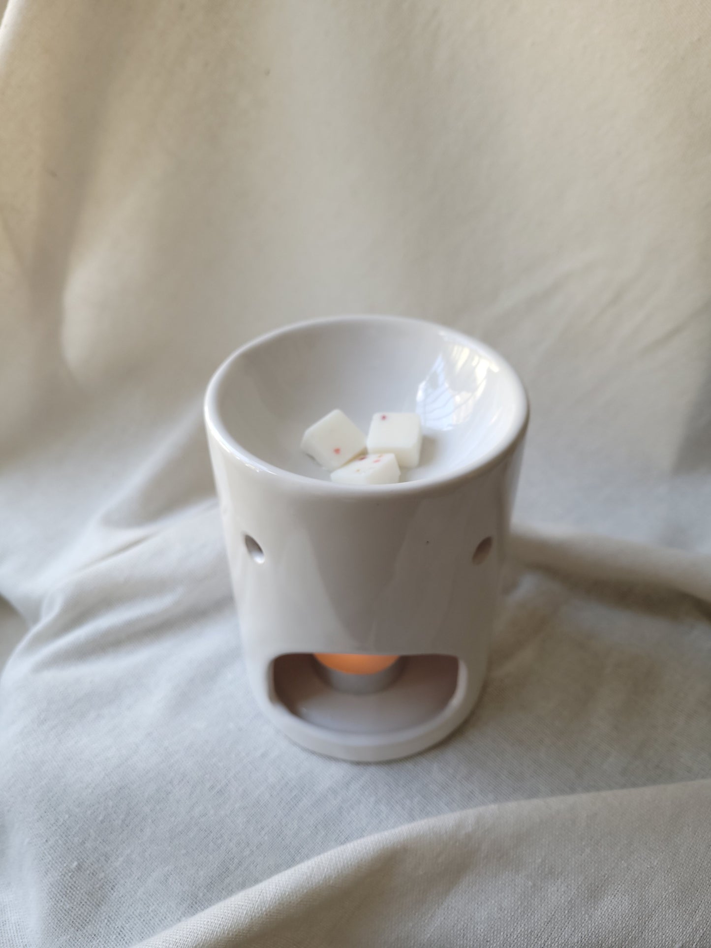 Fondant parfumé Orchidée Vanille en train de fondre sur un brûleur, dégageant un parfum floral et vanillé