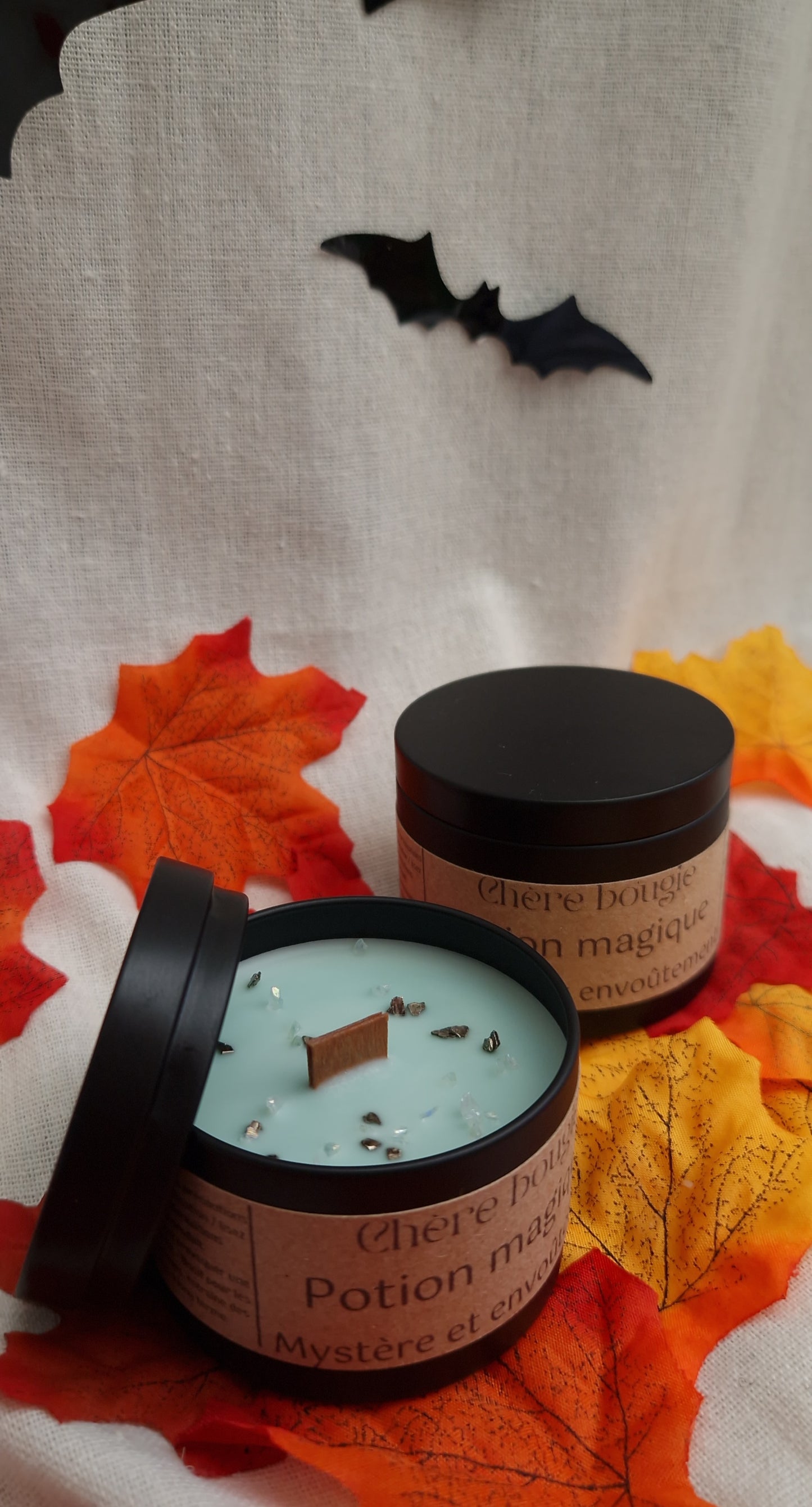 Bougie Potion Magique allumée, diffusant une atmosphère mystérieuse et captivante avec une mèche en bois crépitante.