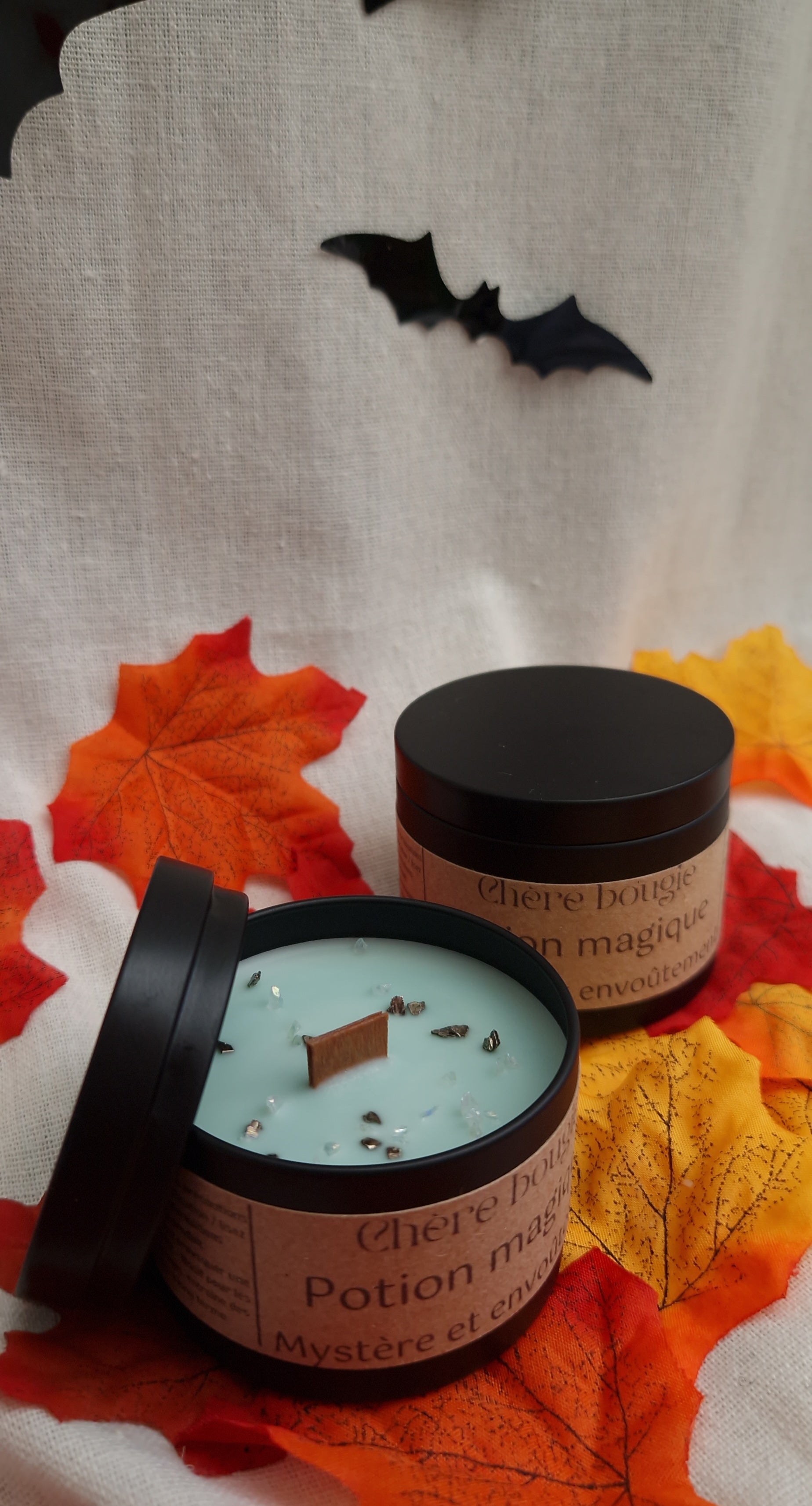 Bougie Potion Magique allumée, diffusant une atmosphère mystérieuse et captivante avec une mèche en bois crépitante.