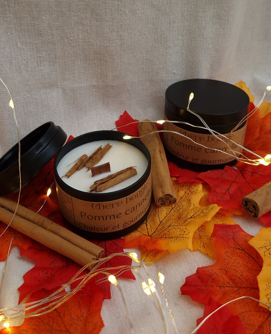 Bougie artisanale Pomme Cannelle en cire de soja naturelle avec mèche en bois, dans un élégant contenant en métal noir